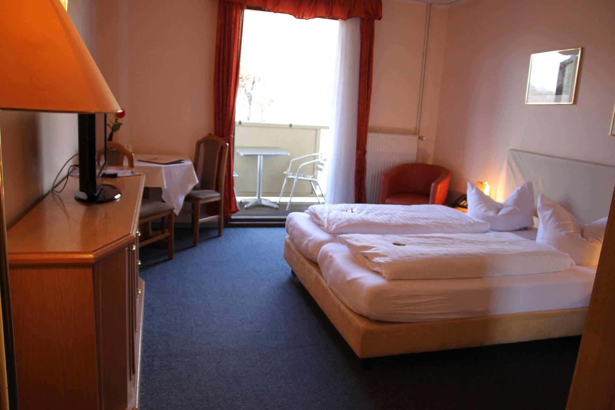 Hotel Lindenhof Königstein an der Elbe Buitenkant foto
